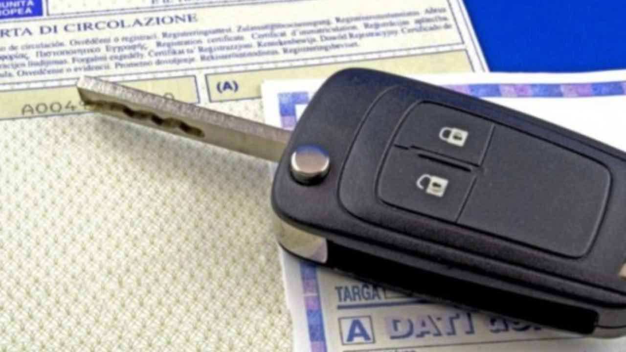 Posto di blocco, “le manca il timbro, è un’infrazione grave” | Se lo presenti così il tuo libretto è carta straccia