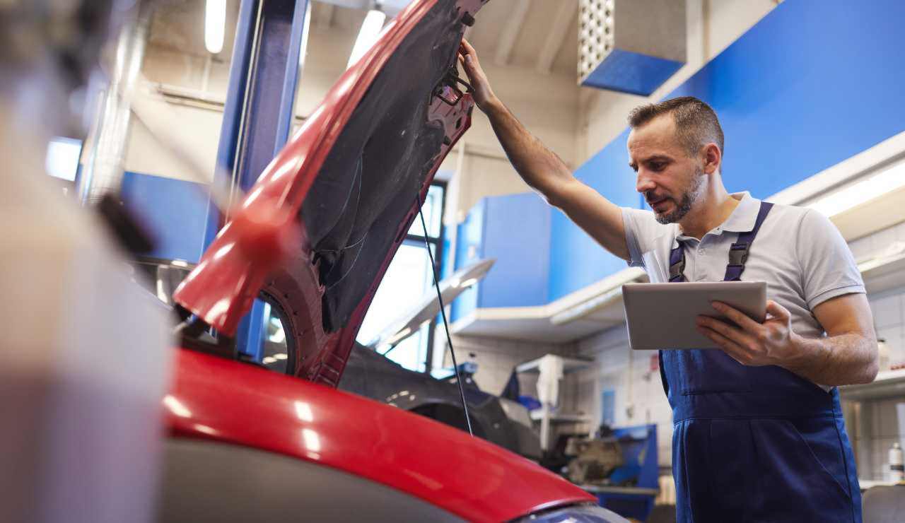 Revisione auto, cambia tutto: ora ti costa 250€ | Nuova legnata Salvini, paga o non guidi più