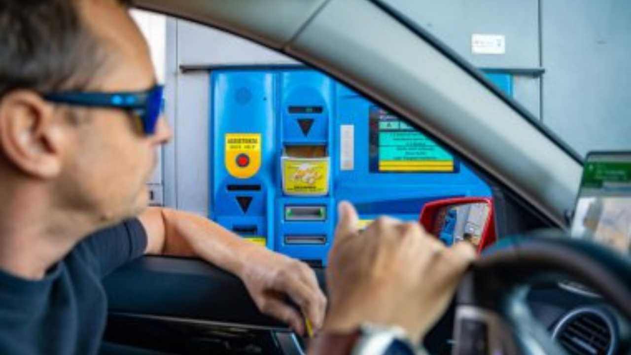 Casello, vietato pagare: il divieto è assoluto, appena saldi il conto scatta in automatico la multa