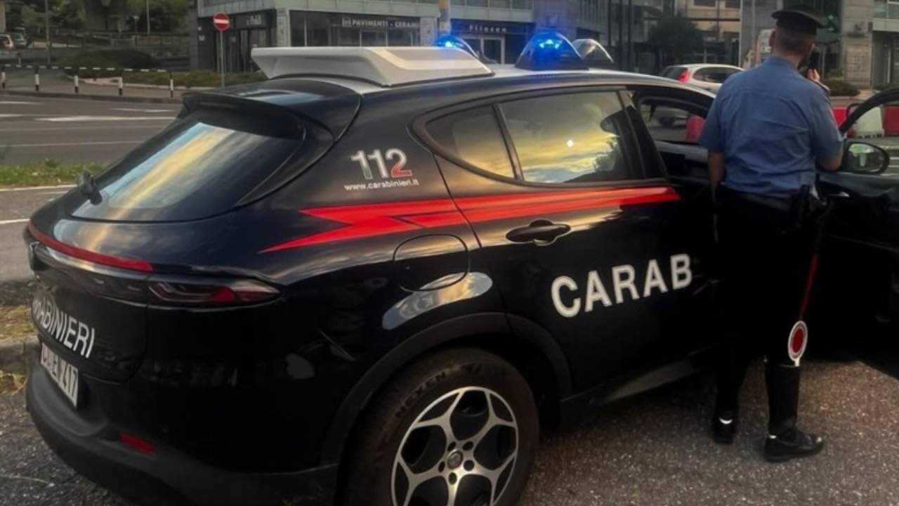 Posto di blocco, la polizia non può mai richiederti questo documento: rifiutati categoricamente, non possono multarti