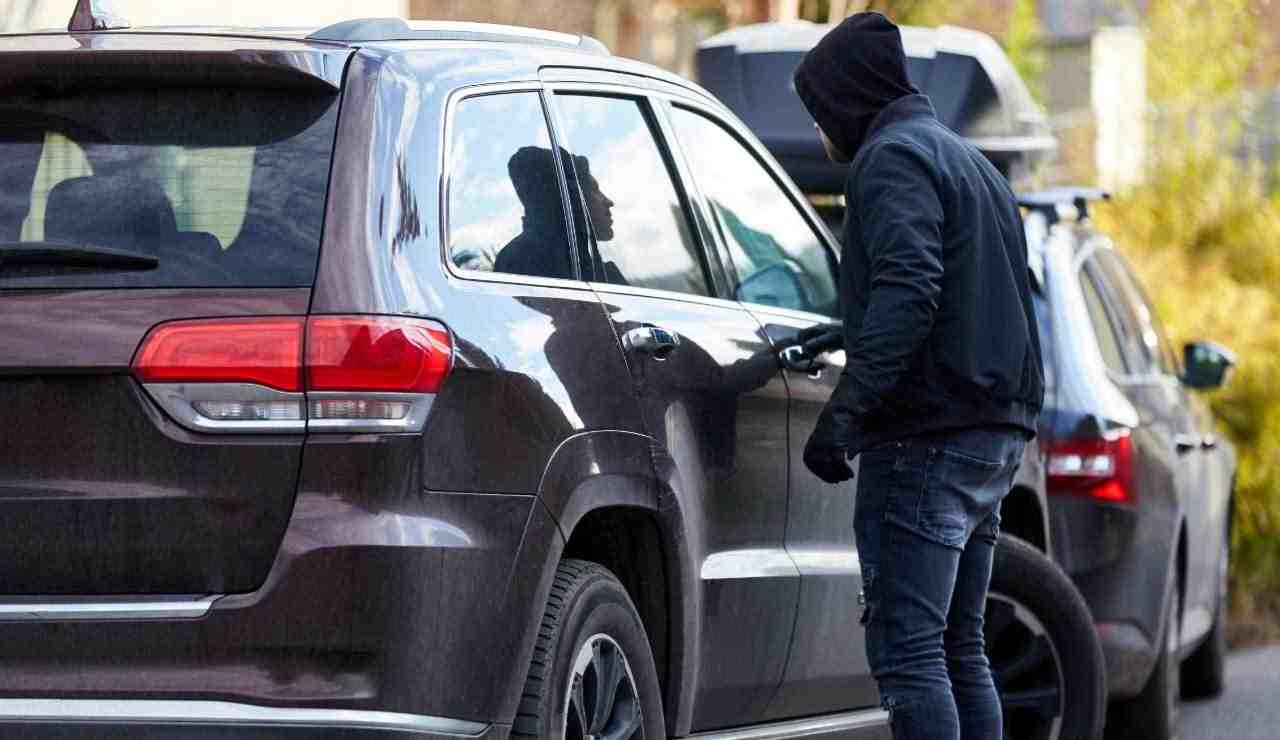 Furti, con la tattica del vagone è un attimo: oggi le rubano tutte così sotto i tuoi occhi | Fanno il trenino