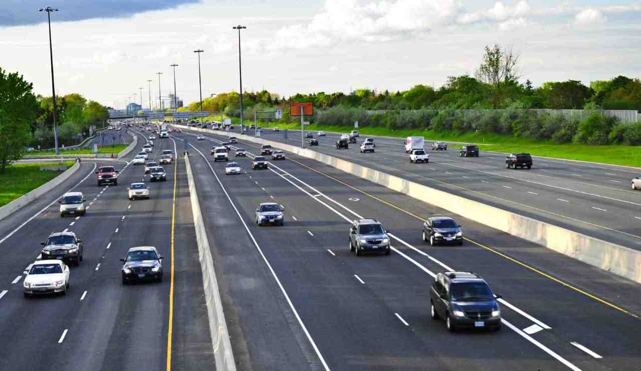 Autostrade gratis da mezzanotte alle 6:00: il nuovo trucco legalissimo per non pagare più il pedaggio