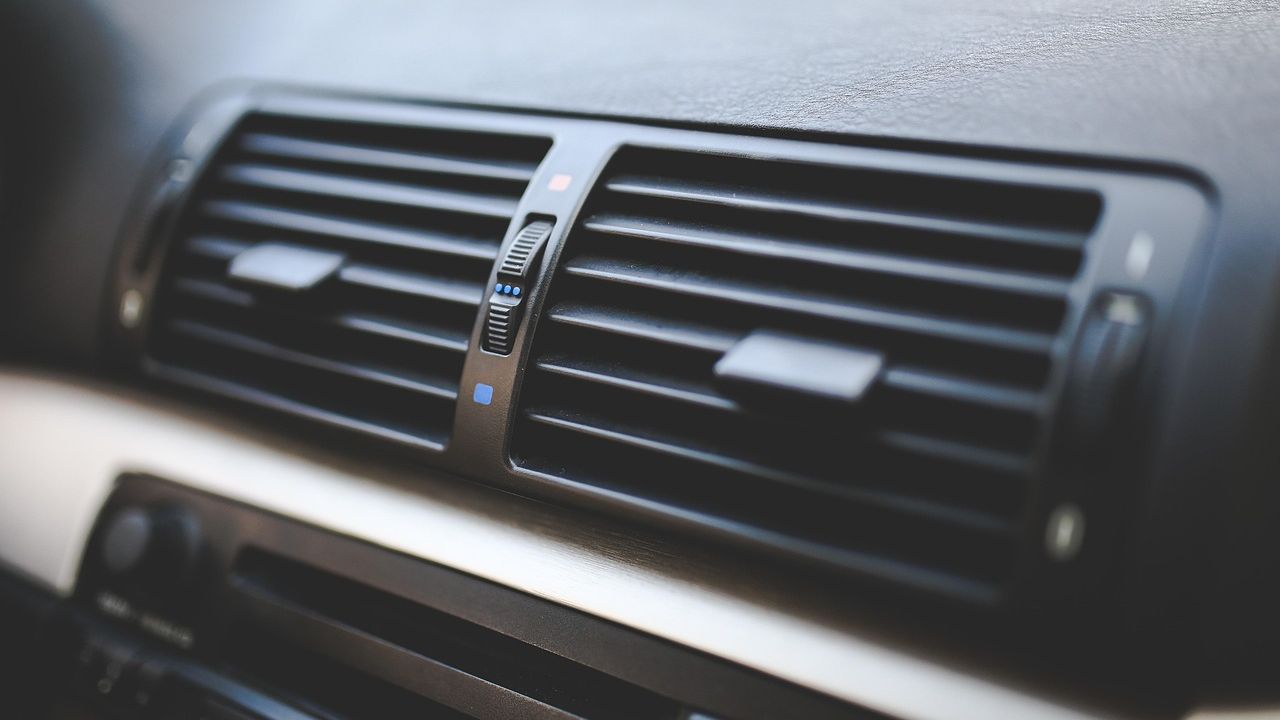 Auto, dal governo arriva la legge folle anti aria condizionata | O fai la sauna o paghi la multa da 450 euro