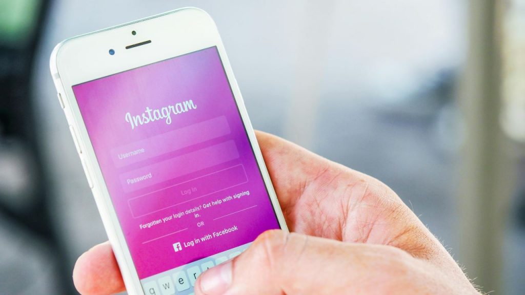 Scandalo Instagram: le foto che pubblichi vengono vendute su Internet | Allarme privacy, scoppia la polemica con Meta