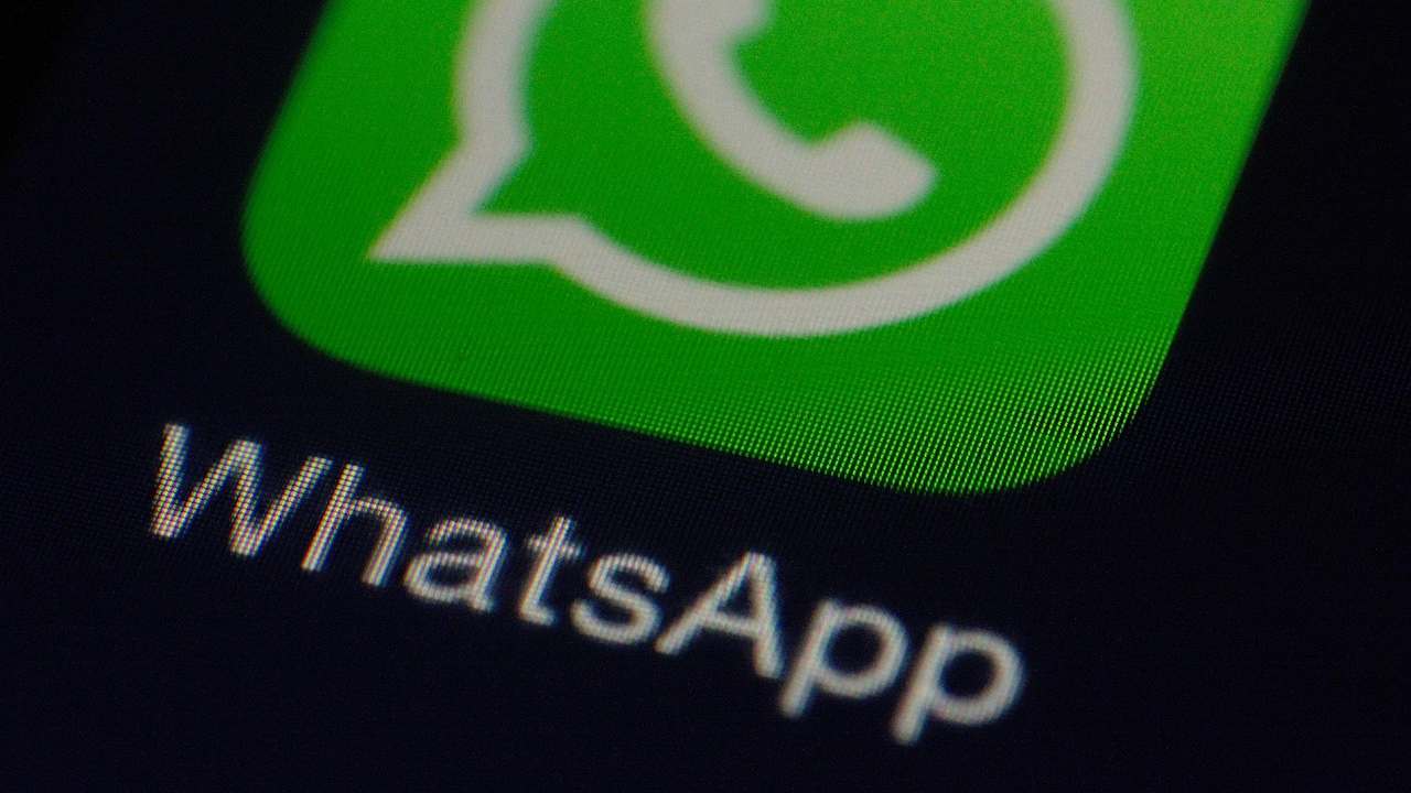 Addio WhatsApp, sarà solo a pagamento | La decisione di Meta spiazza gli utenti, chattare sarà impossibile